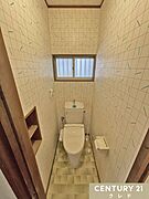 2023年4月にトイレも新規交換。明るく清潔感のある個室内には収納があり、備品や掃除用品などをすっきりと収納することができます。
