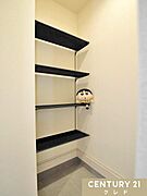 土間収納は、家族全員分の靴をはじめ、傘・アウトドア用品・ベビーカーなど、玄関まわりに置きがちなアイテムをまとめて収納できます。