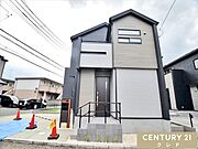 陽光をたっぷり取り込める人気の南東角地。2方向が道路に面しているため、風通しが良く開放感に溢れています。駐車場は並列2台分あり、ご夫婦でお車をお持ちの方も安心です。