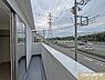 その他：前面は駐車場なので、開放感あふれる眺望が魅力の住まい。心地よい風が吹き抜ける空間で天気の良い日には心をリフレッシュできますね。