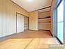 洋室：【1階　洋室5帖】独立したお部屋は客間はもちろん、習い事など趣味のスペースとしてもピッタリ！個室感があるので集中できる空間です。