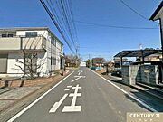 区画整理地内ならではの、美しく整った街並みが魅力です。前面道路の幅が広く、車のすれ違いや駐車もスムーズに行えます。