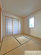 【和室4.5帖】リビングの続き間は小さなお子様の遊び場、来客用のゲストルームなど多目的に使えます。押入れも付いています。