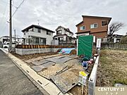 56坪のゆとりある敷地内には、並列3台のお車が駐車可能。南向きの広々としたお庭では、家庭菜園やご家族でBBQも楽しめます。