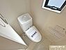 トイレ：使い勝手の良い温水洗浄便座に、手洗い一体型タンクを備えたトイレ。手すり付きで小さなお子さまからご高齢の方まで、家族みんなが安心して使えます。