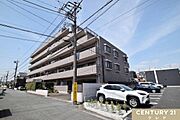 南西向きで陽光たっぷり、明るく開放的な4LDK。広々としたテラスと専用庭付きで、ガーデニングを楽しんだり、優雅なティータイムを過ごしたり、心豊かな毎日が叶います。