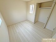 【洋室5.25帖】落ち着いた住宅地のため、勉強や読書を楽しむのにピッタリ。収納を備え、勉強机もベッドも無理なく配置できます。