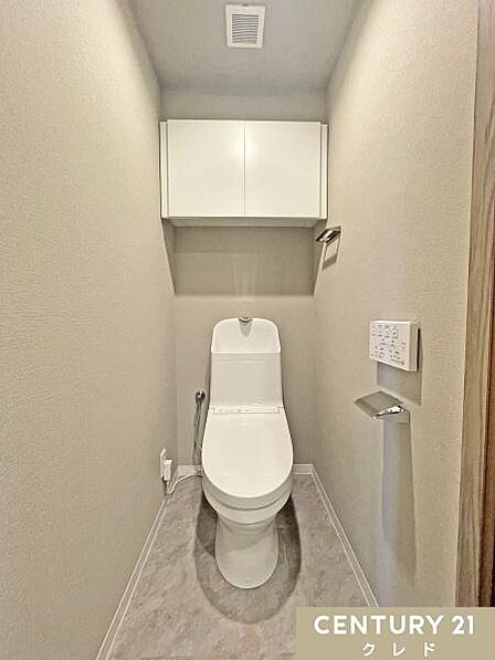 明るく爽やかな印象のトイレです。温水洗浄便座付きで毎日快適。壁面には収納を備え、ペーパーや掃除道具などの備品もスッキリ収納できます。