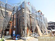 上棟し、建物の全体像が見えてきました。実際のお部屋に差し込む光の入り方や、窓からの風通しなどを現地でご確認いただけます。ぜひ一度ご見学ください。