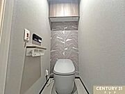 すっきりとした見た目のタンクレストイレ。肌への負担に配慮し、快適な生活をサポートする温水洗浄機能付き。収納があり、ペーパー類もすっきり！