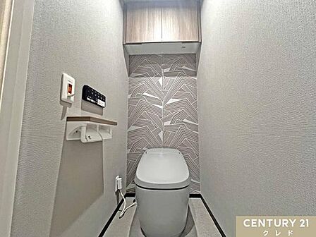 すっきりとした見た目のタンクレストイレ。肌への負担に配慮し、快適な生活をサポートする温水洗浄機能付き。収納があり、ペーパー類もすっきり!
