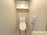 トイレ：【トイレ新規交換】天井近くまで届く吊り戸棚が新設されているため、トイレットペーパーのストックや掃除用品をすっきりと収納。