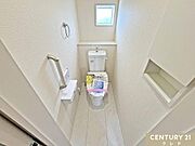 快適性と衛生面を兼ね備えたウォシュレット機能付きトイレ。窓付きで明るく、換気もしやすい空間で、日常的に清潔を保てます。手すりも設置済みで安心して使える空間です。
