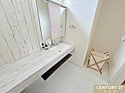 大理石調カウンターが映えるオープンサニタリー。洗面台下部がオープンになっているため、ランドリーバスケットや収納ボックスを自由に配置できます。