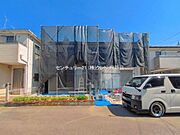 83坪のゆとりある敷地内には並列3台駐車可能（車種による）室内はクロスや水回り設備を新規交換する充実のリフォームを実施。