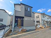 敷地40坪。ご夫婦でお車をお持ちの方にも嬉しい並列2台分確保。来客時はもちろん、将来お子様が免許取得時に便利ですね。