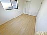 洋室：【洋室6.7帖　WIC付】お住まいの中で最も広いお部屋はご夫婦の主寝室におすすめです。全室フローリング仕様でお掃除もラクラク！