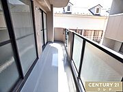 心地よい陽射しと爽やかな風が感じられる、開放的な南向きバルコニー。日中はたっぷりの光が差し込み、お洗濯物も気持ちよく乾かせます。