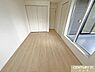 洋室：【洋室7.2帖】バルコニーに面したお部屋は柔らかな陽光が差し込む安らぎ空間。大きなベッドを置いてもゆとりがあり、ご夫婦の主寝室にピッタリ！収納も2ヵ所確保。
