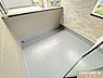バルコニー：陽光がたっぷり差し込む南西向きのインナーバルコニー。屋根付きなので急な雨にも慌てることなく、安心して洗濯物を干すことができます。