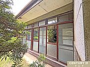 ゆとりの敷地は新築用地や昭和レトロな雰囲気を活かしたリノベーションなどにもお使いいただけます。まずは建物を見学してみませんか？