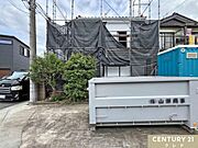 敷地内に1台駐車可能なカースペース付き。毎日の通勤やお子様の送り迎えなど、車移動がメインの方にも嬉しいですね。