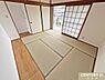 和室：【2階和室7帖】障子越しにやわらかな光が差し込む、明るく落ち着いた和室。客間や寝室としてはもちろん、畳の上でゆったりくつろげる癒やしの空間としても活用できます。