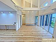【LDK24帖】南向きの大きな窓から縁側へと繋がる贅沢な設計。天気の良い日はウッドデッキで日向ぼっこやお茶を楽しめます。