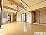 リビング/ダイニング：【LDK】開放的な吹き抜けを配したリビングは、陽光と木の温もりを感じることができる家族憩いの空間として生活に寄り添います。