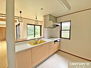 収納豊富なシステムキッチンは動線にゆとりを作り、住空間を広く確保。キッチンツールなどもすっきりと収納することができ毎日のお料理やお掃除も快適に行うことができます。