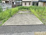 3台以上の車を停めることのできるカースペースです。ゆとりの庭としても使うことができ、家族の車や来客も余裕を持って駐車することができます。