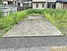 駐車場：3台以上の車を停めることのできるカースペースです。ゆとりの庭としても使うことができ、家族の車や来客も余裕を持って駐車することができます。