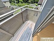 奥行きのあるバルコニーは南に面しており、室内にも暖かな陽光を取り入れることができます。お洗濯物もしっかりと乾かすことができます。
