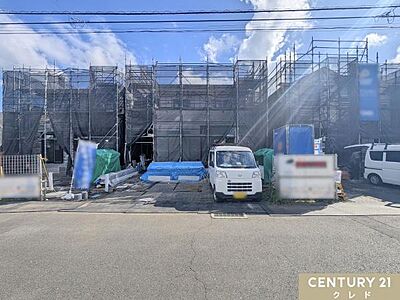 外観:全棟建物の骨組みとなる木材を設置し、基本的な構造を組み立てています。これにより建物の強度や耐震性を確保します。 外観:全棟建物の骨組みとなる木材を設置し、基本的な構造を組み立てています。これにより建物の強度や耐震性を確保します。