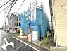 その他：建物の骨組みとなる木材を設置し基本的な構造を組み立てています。これにより建物の強度や耐震性を確保します。