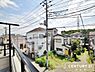 その他：バルコニーからの眺望です。晴れた日には青空が広がり、心地よい風に包まれながら、ゆったりとした時間をお過ごしいただけます。