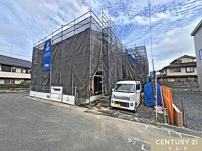 外観：建物の骨組みが組み上がり、住まいの形が少しずつ見えてきました。完成に向けて、これからさらに工事が進んでいきます。