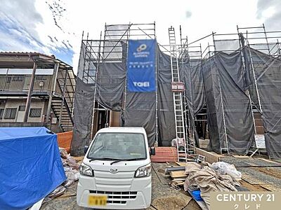 外観:建物の骨組みが組み上がり、住まいの形が少しずつ見えてきました。完成に向けて、これからさらに工事が進んでいきます。 外観:建物の骨組みが組み上がり、住まいの形が少しずつ見えてきました。完成に向けて、これからさらに工事が進んでいきます。