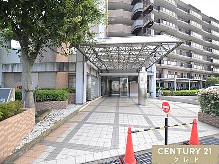 きれいに手入れされたエントランスが魅力。清潔感のある共用スペースで、毎日の帰宅を気持ちよく迎えてくれます。