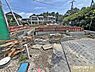 その他：3法道路に囲まれた開放的な新築分譲住宅。完成に向けて丁寧に施工が進んでいます。完成後は室内の写真も合わせてご紹介します。