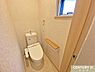 トイレ：窓から自然光が入り、明るく爽やかな印象のトイレです。温水洗浄便座付きで毎日快適。お手入れもしやすく、清潔な状態を保ちやすいのも魅力です。