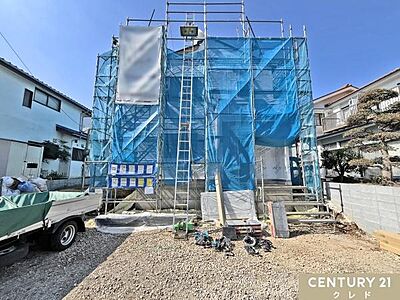 外観:上棟が完了し防水シート貼りを行っている段階です。あわせて玄関ドアも取り付けられており、住まいの輪郭が見えてきました。 外観:上棟が完了し防水シート貼りを行っている段階です。あわせて玄関ドアも取り付けられており、住まいの輪郭が見えてきました。