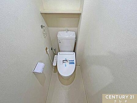 肌への負担に配慮し、快適な生活をサポートする温水洗浄機能付きトイレに新規交換済み。上部に棚があるのでペーパーや掃除道具も収納できます。