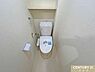 トイレ：肌への負担に配慮し、快適な生活をサポートする温水洗浄機能付きトイレに新規交換済み。上部に棚があるのでペーパーや掃除道具も収納できます。