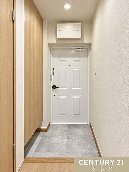 明るく開放感のある玄関。大容量のシューズボックスを備え、ご家族分の靴はもちろん、お出かけ用品もすっきり収納。いつでも気持ちよくお客様を迎えられます。