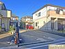 駐車場：縦列3台駐車可能（車種による）道路から一歩入った立地。通りからの視線が届きにくく、落ち着いたプライベート感のある住環境が魅力です。