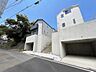 外観：白い外壁の住宅外観と車庫