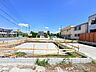 外観：住宅建築予定の更地、周囲に住宅が立ち並ぶ環境
