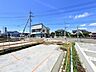 周辺：造成済みの新規土地の全景と周辺道路の様子