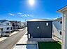 その他：住宅街に面した建物外観と小さな庭
